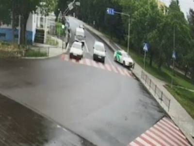 В Ужгороде таксист снес ограждение при попытке избежать ДТП