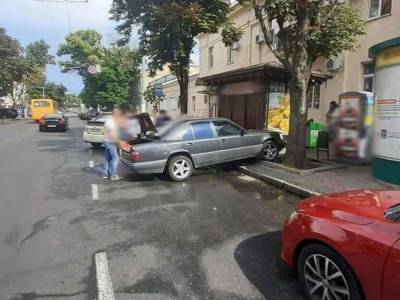 В центре Одессы водитель Mercedes сбил на тротуаре пешехода