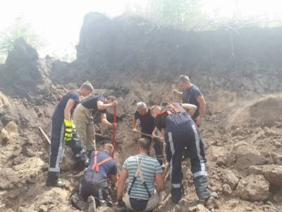 В Киевской области на карьере засыпало песком троих человек