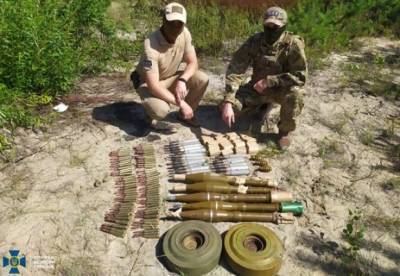 На Луганщине обнаружили тайник с противотанковыми минами (фото)