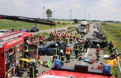 Крупное ДТП в Германии: белорус на автовозе въехал в пробку - один человек погиб, 15 – пострадали
