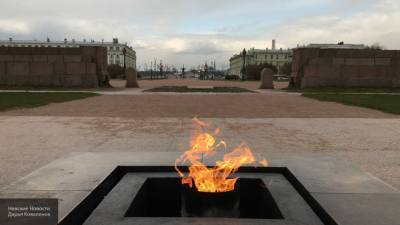 Девушка осквернила памятник Вечному огню, решив сжечь в нем розу в Петербурге