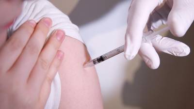 В Минздраве назвали невозможной раннюю вакцинацию части россиян от COVID-19
