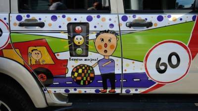 В Евпатории дети "раскрасили" автомобиль ГИБДД – фото
