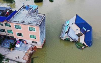 Для спасения людей от наводнений в Китае взорвали плотину