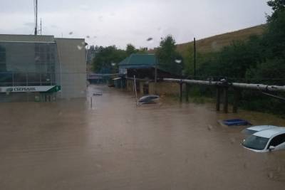 Потоп в Нижних Серьгах: по улицам плывут гаражи и автомобили, затоплены первые этажи
