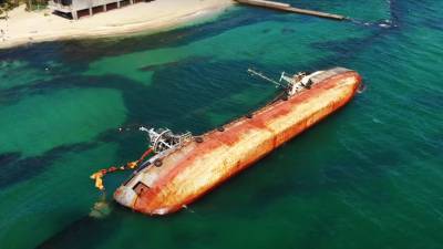 Неподъемный танкер превращает портовую Одессу в кладбище кораблей