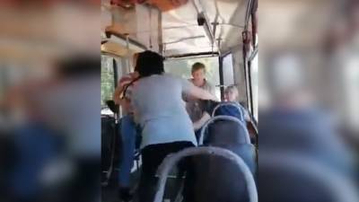 Женщины поколотили в трамвае пьяного дебошира, после чего его задержали полицейские