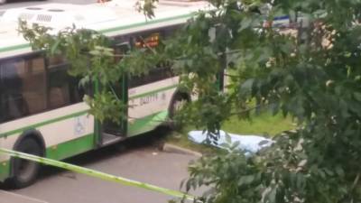 Московская пенсионерка погибла под колесами врезавшегося в остановку автобуса