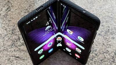 Samsung намекнула на выпуск обновленного складного смартфона