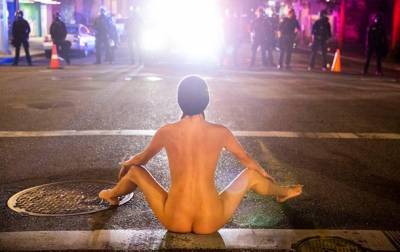 В США на протест вышла голая Афина