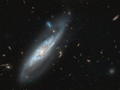 Телескоп Хаббл сделал снимок удивительной галактики в созвездии Девы