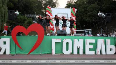 ФОТОФАКТ: Фотоакции, камеди-баттл и диалог с властью - в Гомеле встречали участников молодежного поезда