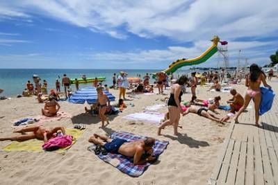 Россиянам описали механизм уничтожения коронавируса на пляже