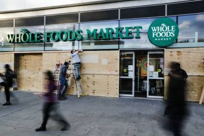 К Whole Foods подали иск из-за запрета носить маски с лозунгом Black Lives Matter