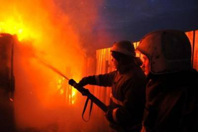 В Новосибирске полностью выгорел жилой дом