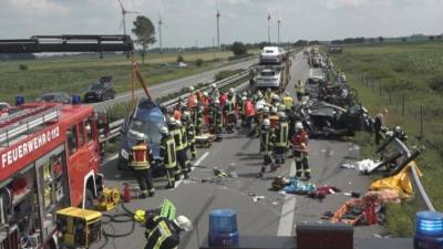 Масштабная авария на автобане А31: один погибший и множество пострадавших