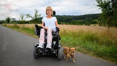 Слишком быстро ездит: страховщики отказываются менять шины на инвалидной коляске женщины