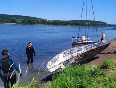 Кемеровские спасатели вытащили из Томи лодку, которая пролежала на дне много лет