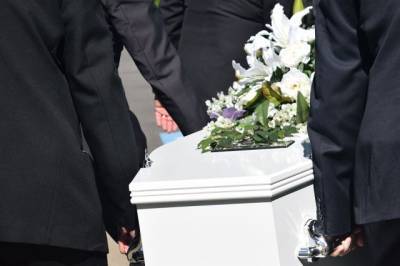 Мужчину нашли живым на кладбище через 4 месяца после его похорон