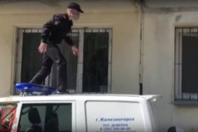 «Красиво вышел»: в Железногорске полицейский ловко вскарабкался на балкон пенсионерки