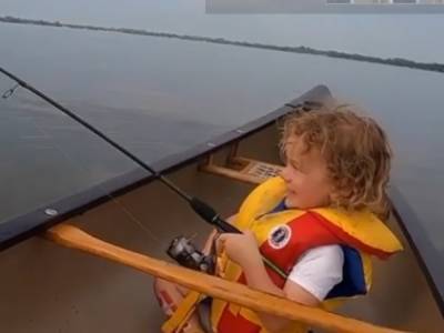 «Это первый день моей жизни»: Ребенок поймал свою первую рыбу и растрогал Сеть