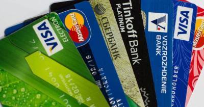 В России выдача кредитных карт сократилась более чем в два раза за год