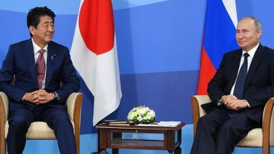 Премьер Японии намерен встретиться с Путиным после окончания пандемии COVID-19