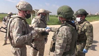 Российская военная полиция патрулирует участок трассы М-4 в Сирии