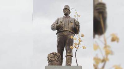Жители украинского села превратили памятник Ленину в болгарского колониста