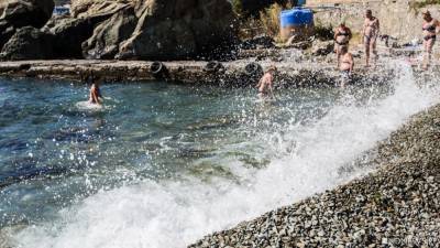 Коронавирус все спишет: в Крыму сэкономили на пляжах, туристам не хватает места
