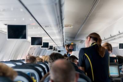Не слушайте — лучше порвите: Бортпроводница заявила об опасности наушников в самолёте