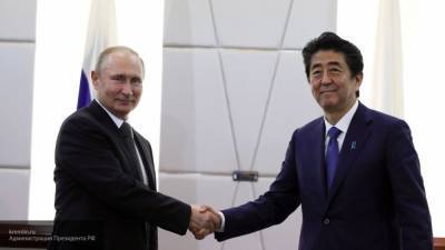 Премьер Японии хочет провести диалог с Путиным после пандемии