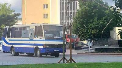 Вооруженный мужчина взял в заложники пассажиров автобуса в Луцке