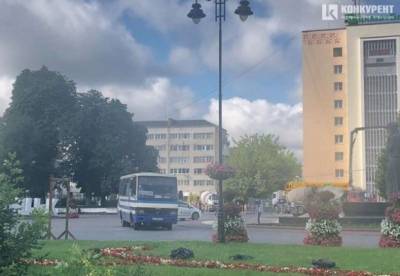 В центре Луцка неизвестный захватил автобус с заложниками (фото, видео)
