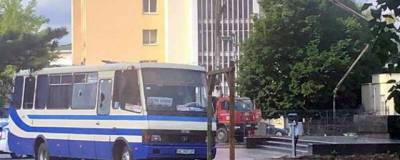 В центре Луцка неизвестный с оружием захватил заложников в автобусе