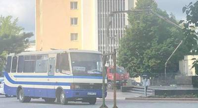 В Луцке неизвестный со взрывчаткой захватил автобус: центр города перекрыли (фото)