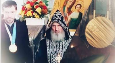 Схиигумен Сергий (Романов) в женском монастыре получил золотую медаль хоккеиста Павла Дацюка