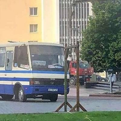 Неизвестный захватил автобус и взял пассажиров в заложники в Луцке