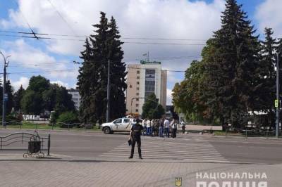 В центре Луцка мужчина со взрывчаткой и оружием захватил автобус с пассажирами
