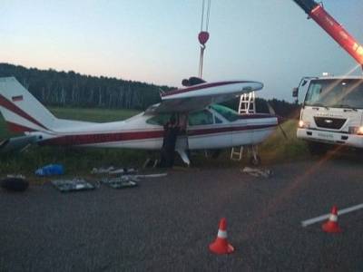 В Красноярском крае самолет сел на автодорогу (фото)