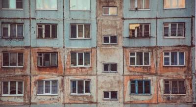 В Новокузнецке малолетний ребёнок выпал из окна дома