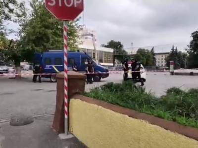 В Украине мужчина взял в заложники 20 человек. У него взрывчатка и оружие