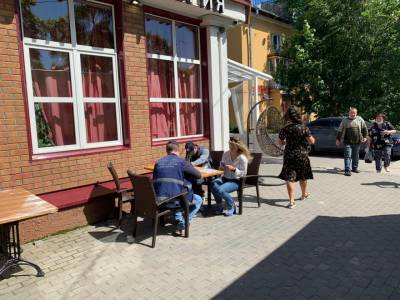 Сотрудники Смольного изъяли 90 столиков у петербургских кафе - karpovka.com