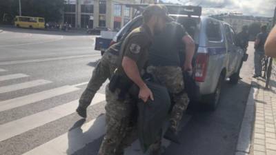 В Луцке вооруженный мужчина взял в заложники пассажиров автобуса: угрожает взрывом