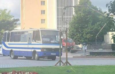 В украинском Луцке мужчина со взрывчаткой и оружием захватил автобус с заложниками