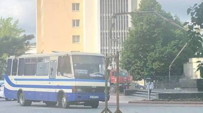 В Луцке мужчина захватил автобус: пассажиров приковали наручниками