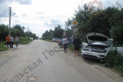 В Пролетарском районе Тулы «Chevrolet Cruze» и «Volkswagen Tiguan» не поделили дорогу