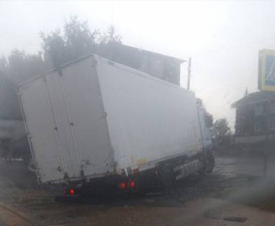 «После ремонта дороги». В Нязепетровске грузовик попал в провал грунта