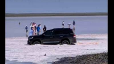 Полиция ищет водителя джипа, заехавшего в розовое озеро Кубейтуз